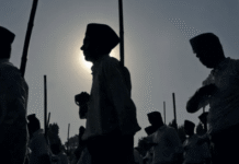 मुखवट्यामागचा संघ